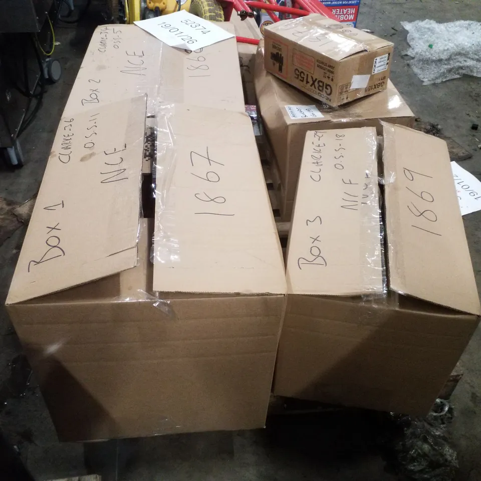 PALLET CONTAINING ASSORTED TOOLS INCLUDING VARIABLE SPEED DETAIL SANDER, RUBBER AIR HOSE, TAPE MEASURE, SAFTEY HELMET & FLASHING AMBER BEACON