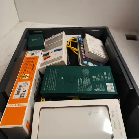 BOX OF APPROXIMATELY 20 ASSORTED ITEMS INCLUDING POWER BANKS AND CHARGERS 
