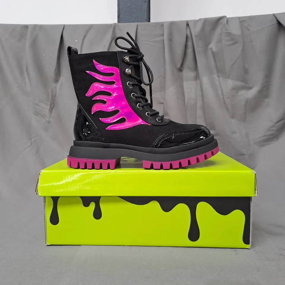 BOXED PAIR OF KOI VEGAN KIDS LIL HELIOS PURPLE FLAME BOOTS IN BLACK UK SIZE 13
