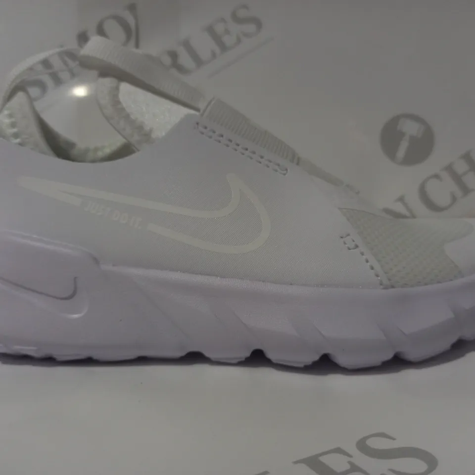 BOXED PAIR OF NIKE FLEX RUNNER 2 KIDS SHOES IN WHITE UK SIZE 12