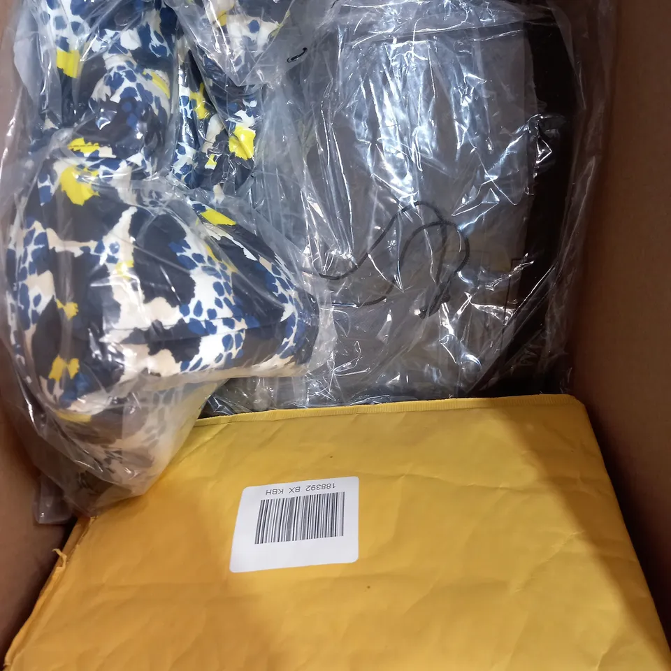 BOX OF APPROXIMATELY 10 ASSORTED ITEMS TO INCLUDE SLIDERS, COAT, BELTS ETC