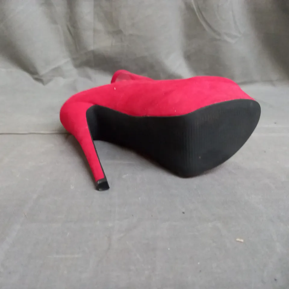 APPROXIMATELY 9 PAIRS OF MODERN RUSH RED SUEDE HEELED PLATFORM SHOES IN VARIOUS SIZES TO INCLUDE SIZE 6.5