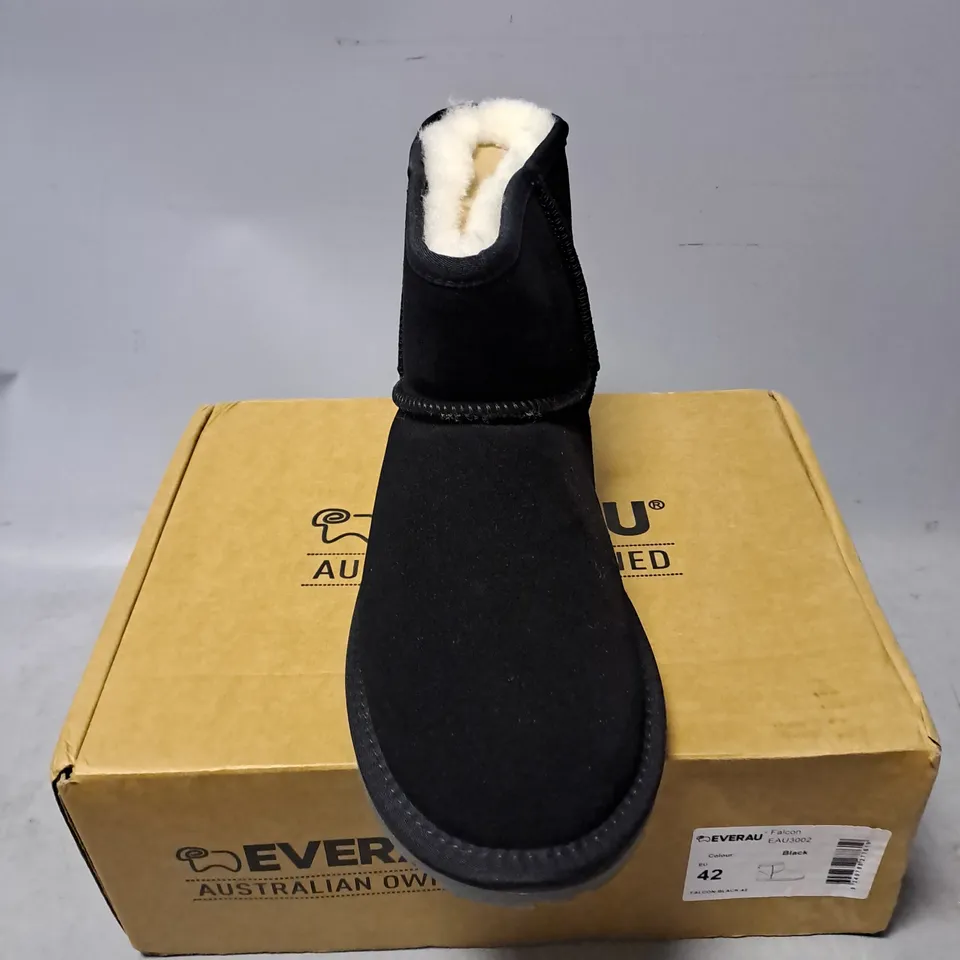 BOXED PAIR OF EVERAU FALCON LINED BOOT IN BLACK SIZE 8