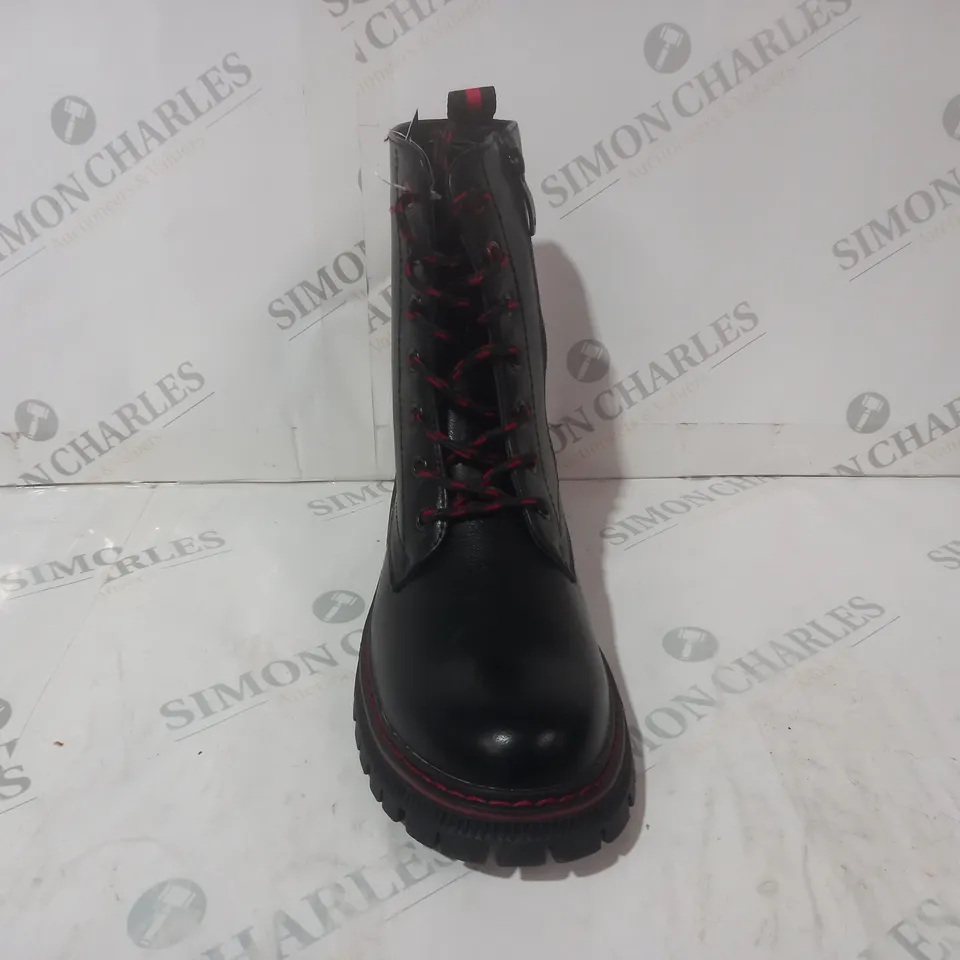 BOXED PAIR OF BELLISSIMO ANKLE BOOTS IN BLACK/RED EU SIZE 40
