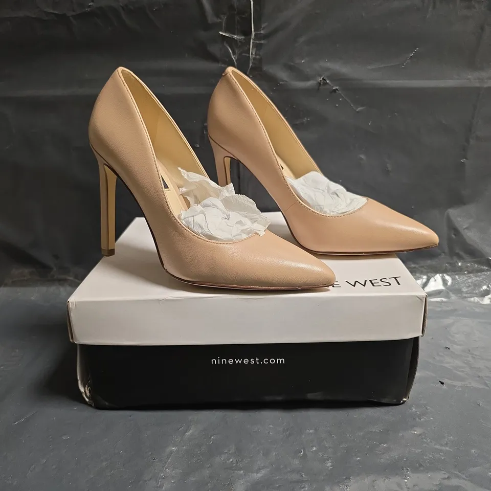 BOXED PAIR OF NINE WEST POINTED TOE STILETTO HEELS IN NATURAL SIZE 5.5