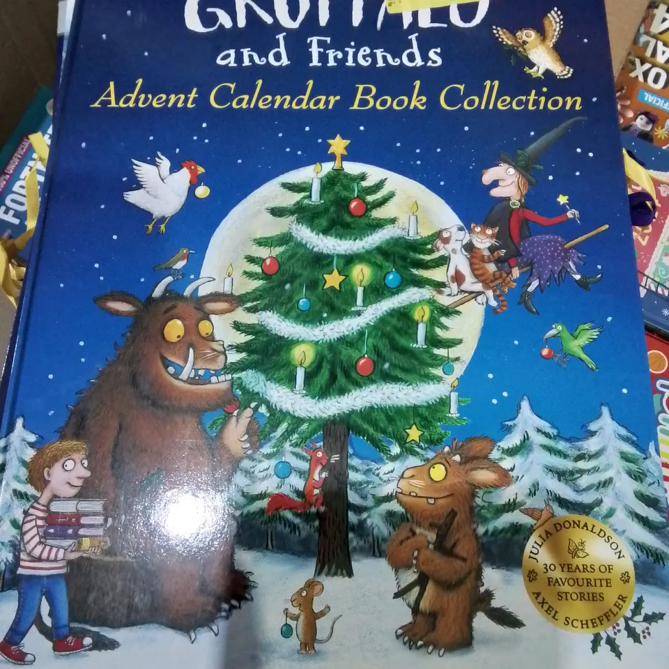 LARGE QUANTITY OF ASSORTED 2024 ANNUALS TO INCLUDE PEPPARD PIG, COCOMELON, ROBLIX AND GUINESS WORLD RECORDS 
