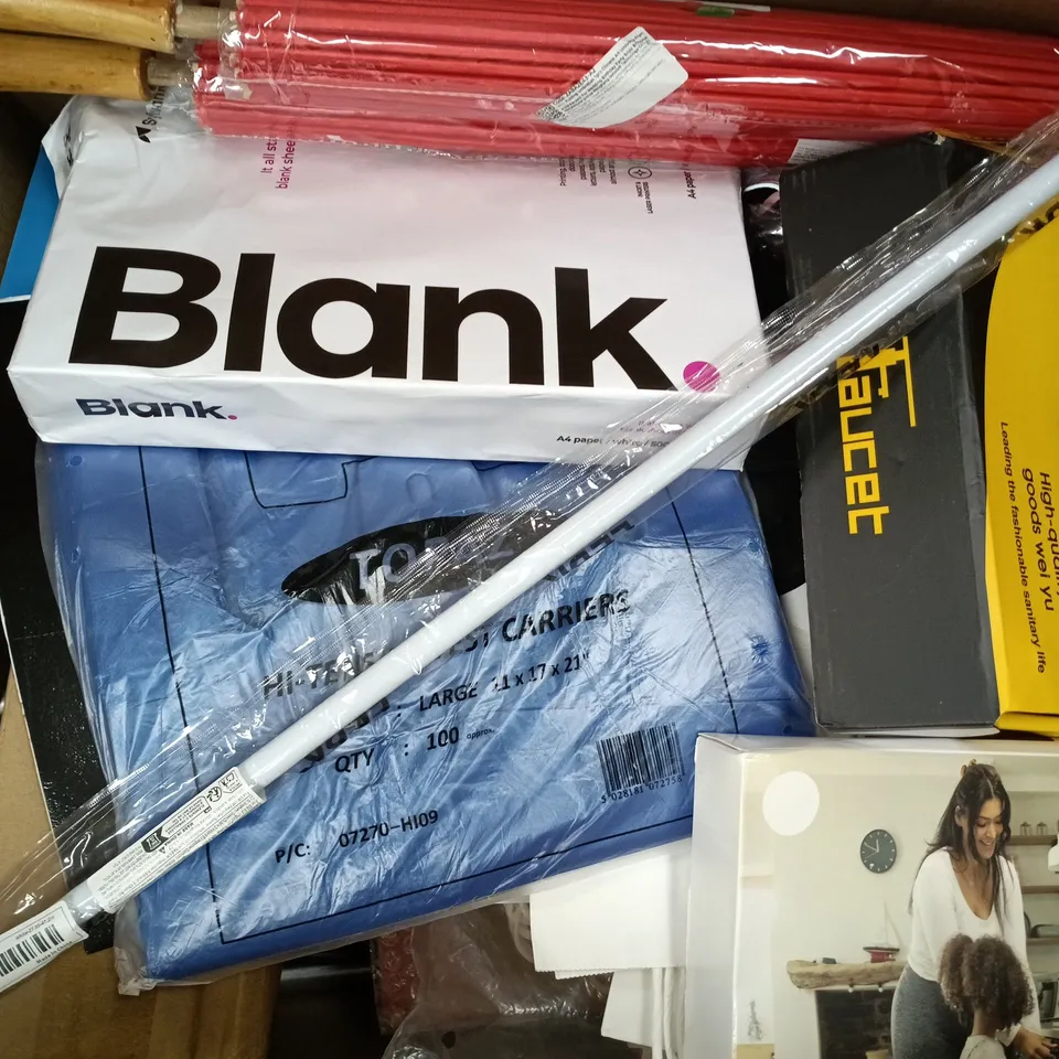 APPROXIMATELY 15 ASSORTED HOUSEHOLD PRODUCTS TO INCLUDE CHILD SAFETY LOCKS, VEST CARRIERS, BLANK A4 PAPER, ETC - COLLECTION ONLY