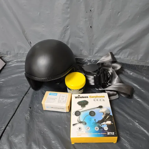 APPROXIMATELY 12 ASSORTED VEHICLE PARTS & ACCESSORIES TO INCLUDE HELMET, SEATBELT WITH BUCKLE, BP-A MOUNTING PLATE, ETC - COLLECTION ONLY