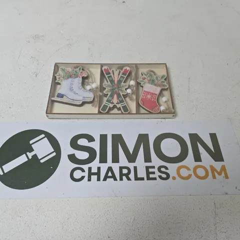 BOXED GISELA GRAHAM RUSTIC WOODEN DECORATIONS