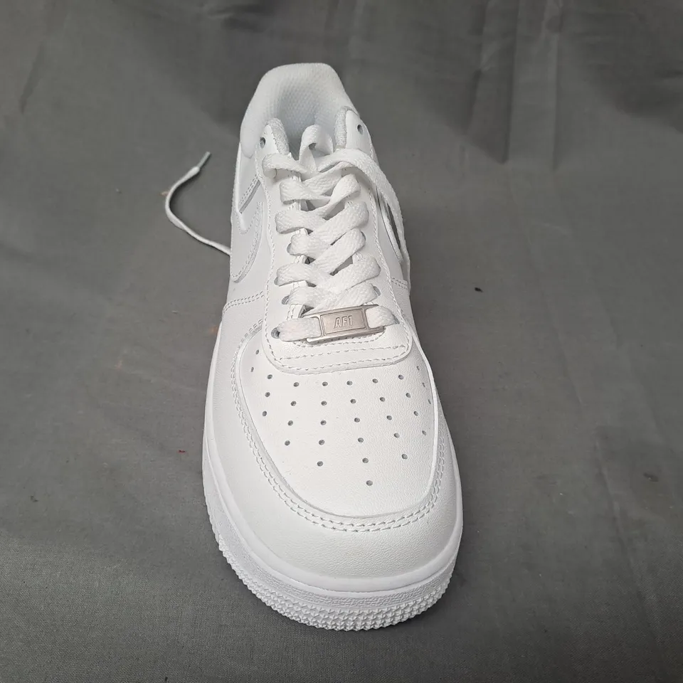 PAIR OF NIKE AIR FORCE 1 SHOES IN WHITE UK SIZE 6