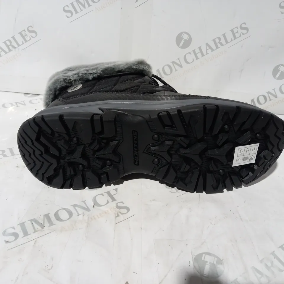 BOXED PAIR OF SKECHERS TREGO BOOTS IN BLACK UK SIZE 5