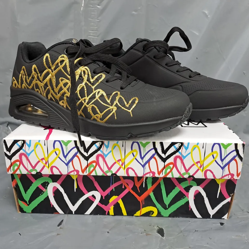 BOXED PAIR OF SKECHERS LOS ANGELES SHOES IN BLACK/GOLD SIZE 6