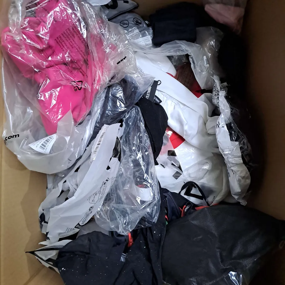 BOX OF APPROXIMATELY 25 ASSORTED CLOTHING ITEMS TO INCLUDE - DRESSES, TOPS, BAG ETC