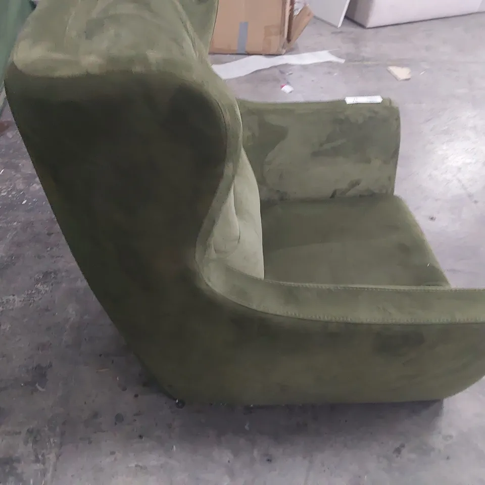 DESIGNER RETRO STYLE BUTTONED WINGED BACK CHAIR GREEN VELVET 
