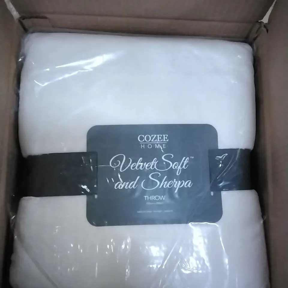 PALLET OF APPROXIMATELY 19 VELVET SOFT AND SHERPA THROW 150 X 200CM