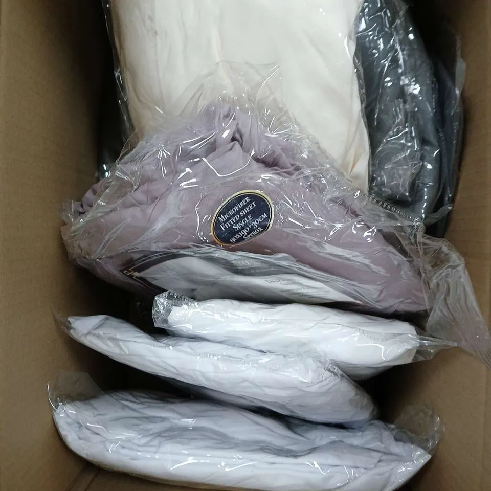 BOX OF APPROXIMATELY 15 SINGLE FITTED SHEETS IN VARIOUS COLOURS