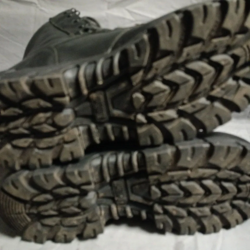 MAGNUM STEEL TOE PROTECTIVE BOOT IN BLACK - UK 8