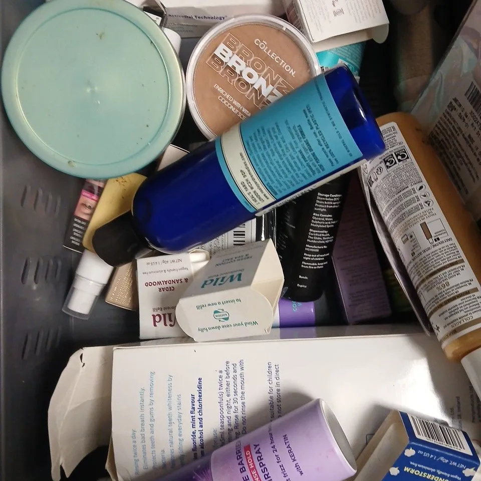 APPROXIMATELY 15 ASSORTED HEALTH & BEAUTY PRODUCTS TO INCLUDE CETAPHIL NIGHT CREAM, FRIZZ EASE, BERKELEY HAIR CREAM ETC 