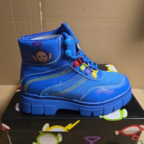 BOXED PAIR OF KOI HOME HILL TELETUBBIES KIDZ BOOTS – BLUE - UK SIZE 13