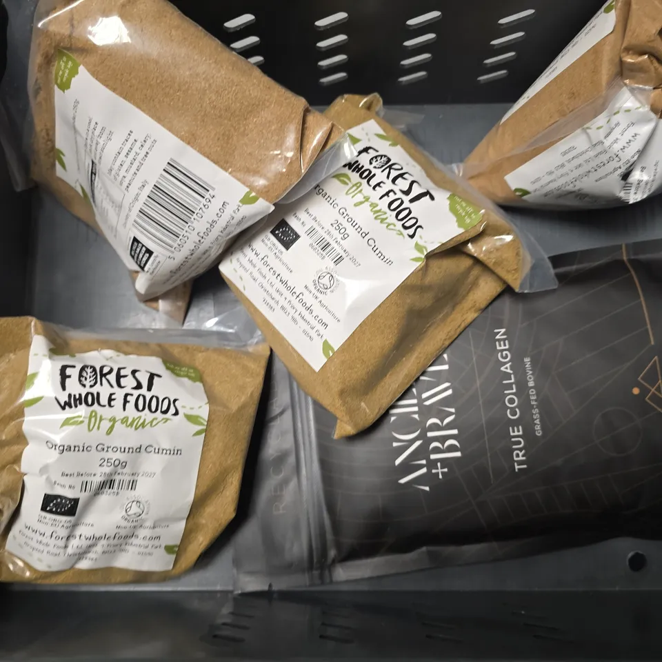 APPROXIMATELY 8 ASSORTED FOOD & DRINK ITEMS TO INCLUDE - DRIED SAGE , OLIVE OIL , GROUND GINGER ETC
