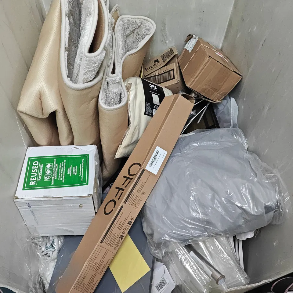 LOT OF APPROXIMATELY 20 ASSORTED HOUSEHOLD ITEMS TO INCLUDE SHOWER SLIDE BAR, RUG, FITTED SHEET AND HANGING LIGHT FITTING 
