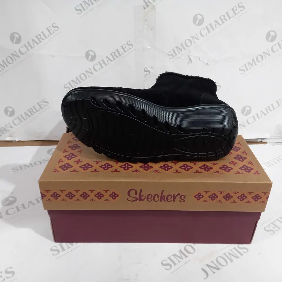 BOXED PAIR OF SKECHERS PARALLEL OFF HOURS SIDE ZIP BOOT BLACK SIZE 5.5
