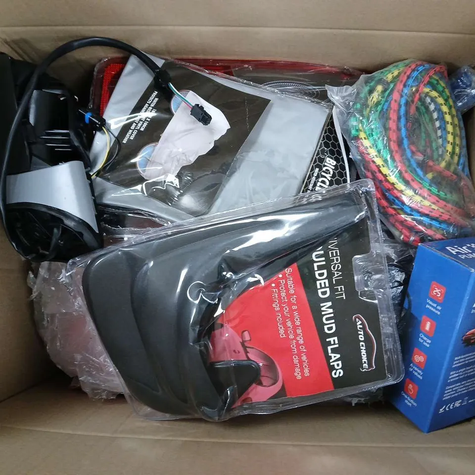 APPROXIMATELY 15 ASSORTED VEHICLE PARTS & ACCESSORIES TO INCLUDE JUMP STARTER, MOULDED MUD FLAPS, WING MIRROR, ETC - COLLECTION ONLY