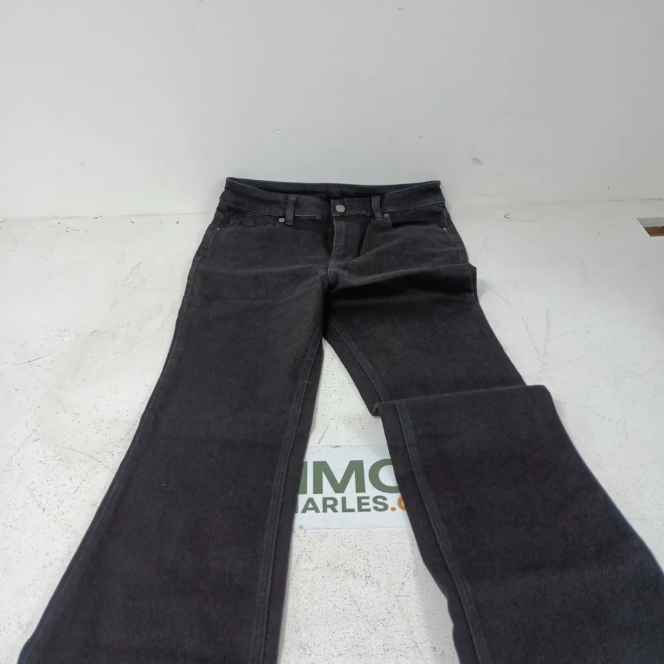 BOX OF APPROXIMATELY 30 ASSORTED CLOTHING TO INCLUDE: DANNI MINOUGE JEANS