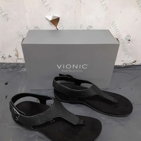 BOXED PAIR OF VIONIC BLACK SANDALS IN SIZE 7