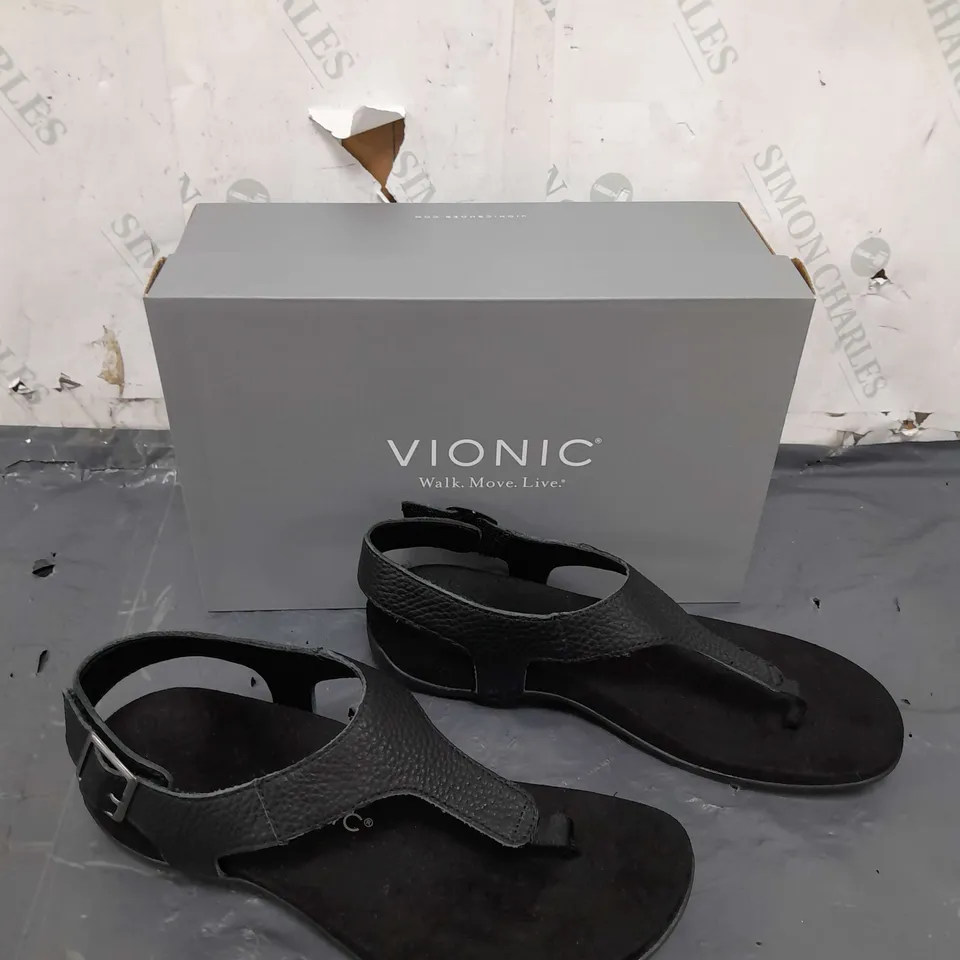 BOXED PAIR OF VIONIC BLACK SANDALS IN SIZE 7