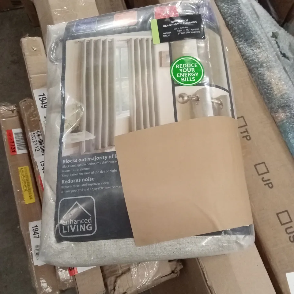 BAGGED BILLER EYELET THERMAL LIGHT REDUCING CURTAINS // SIZE : 229 x 229cm