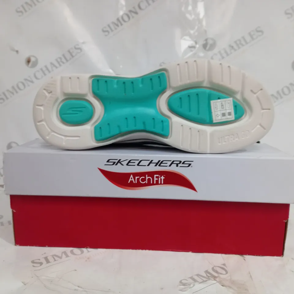 BOXED PAIR OF SKECHERS GO WALK ARCHFIT TRAINER IN CYAN TEXTILE SIZE 7
