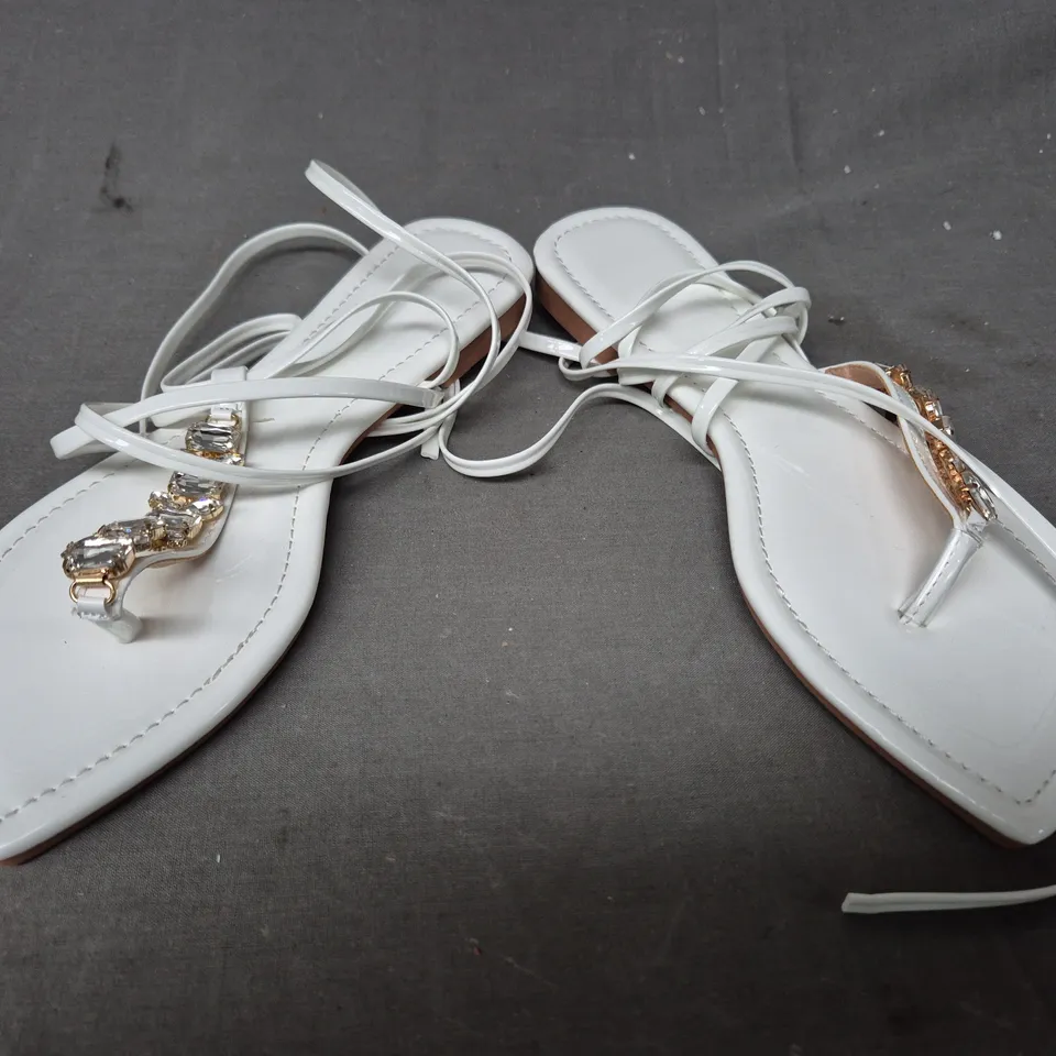 BOXED PAIR OF UNBRANDED TOE-POST FLAT SANDALS IN WHITE W. JEWEL EFFECT EU SIZE 38