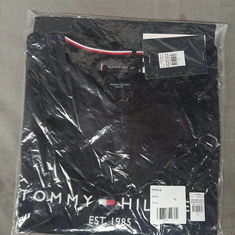 TOMMY HILFIGER LOGO T-SHIRT IN NAVY SIZE XL