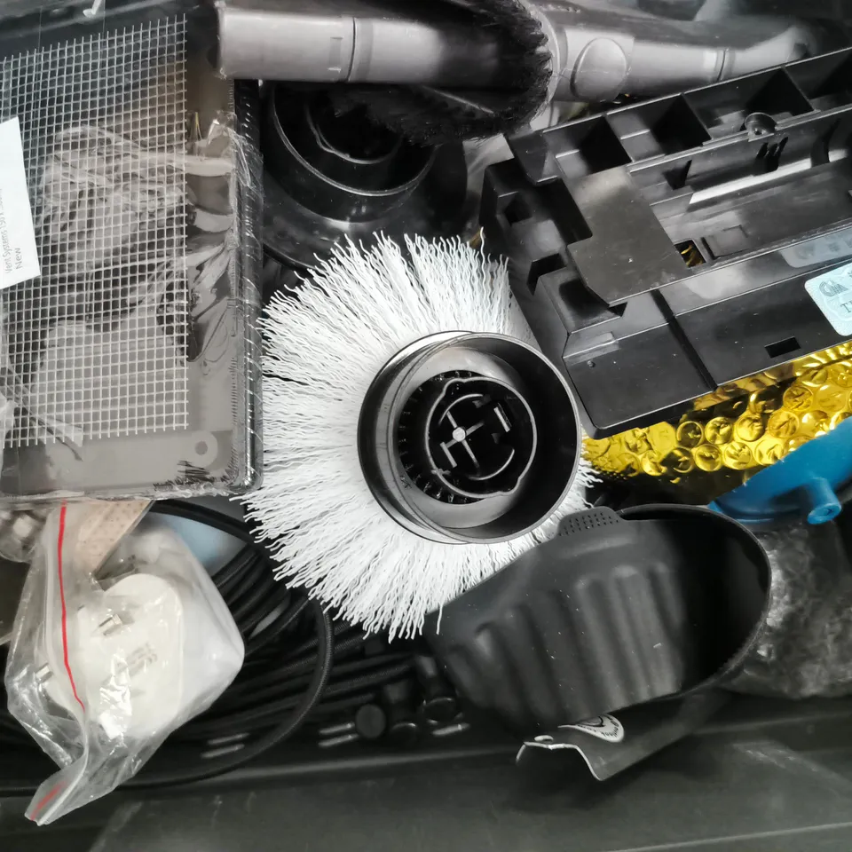 APPROXIMATELY 8 ASSORTED HOUSEHOLD ITEMS TO INCLUDE SMOL BIOLOGICAL LAUNDRY CAPSULES, ETC