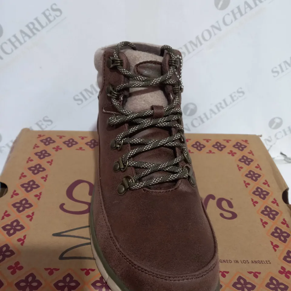 PAIR OF SKECHERS SYNERGY WARM BOOTS IN BROWN SIZE 5