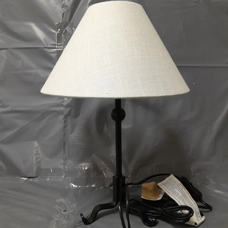 BOXED FARMHOUSE TABLE LAMP