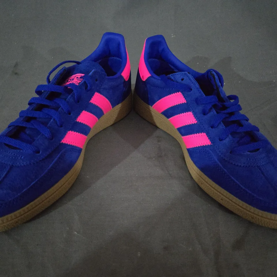 BOXED PAIR OF ADIDAS HANDBALL SPEZIAL SHOES IN NAVY/PINK UK SIZE 6.5