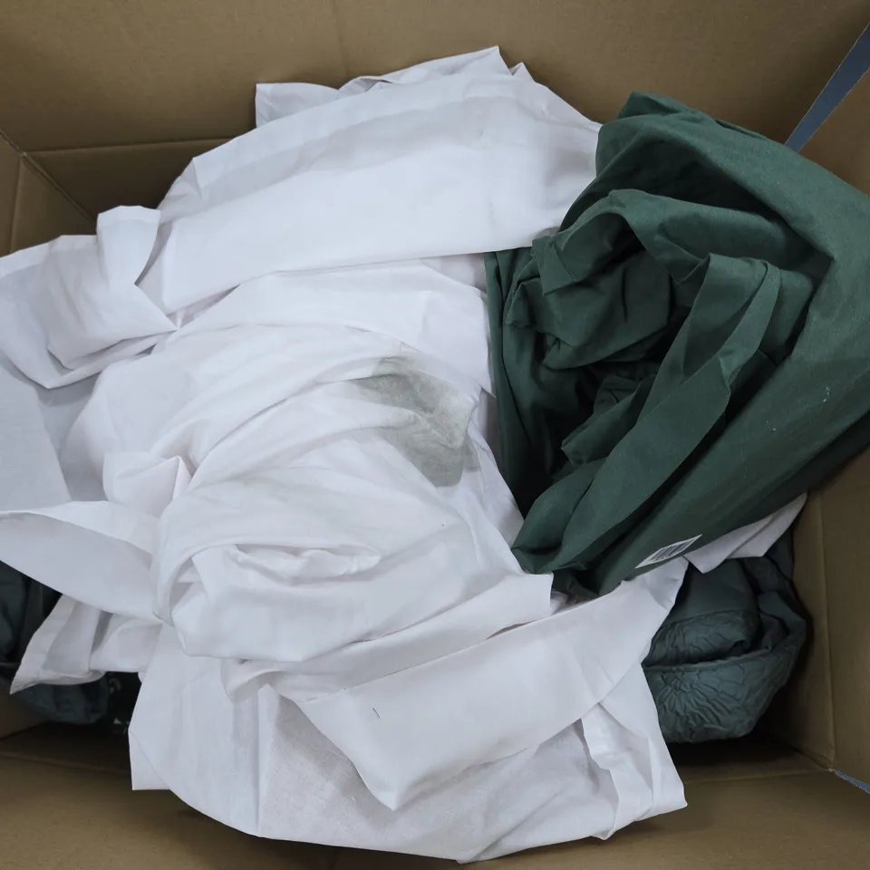 APPROXIMATELY 12 ASSORTED HOUSEHOLD ITEMS TO INCLUDE OVEN MITS, BEDDING, TOWELS, ETC