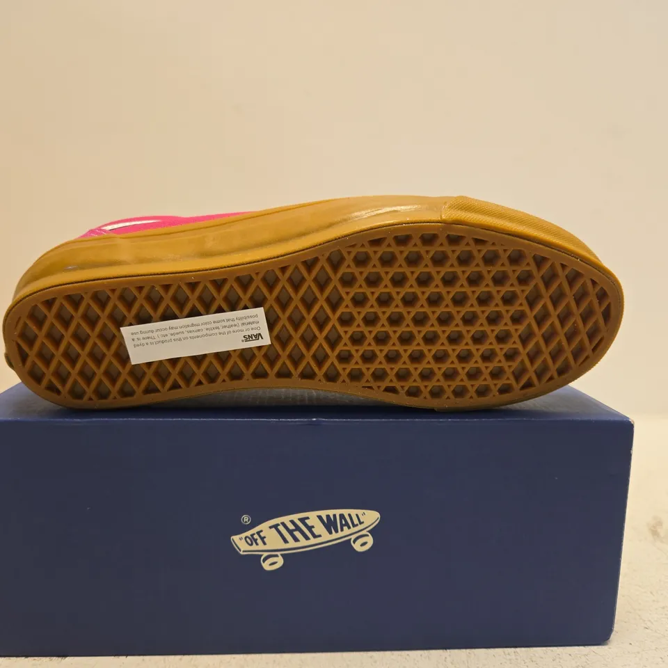 BOXED PAIR OF VANS OLD SKOOL SNEAKERS – PINK (GUM) - UK SIE 7.5