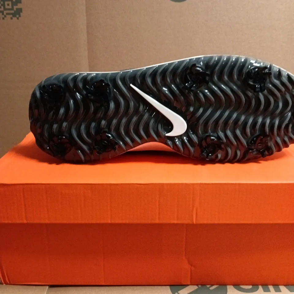 BOXED PAIR OF NIKE VICTORY PRO 4 GOLF SHOES – BLACK, UK 11
