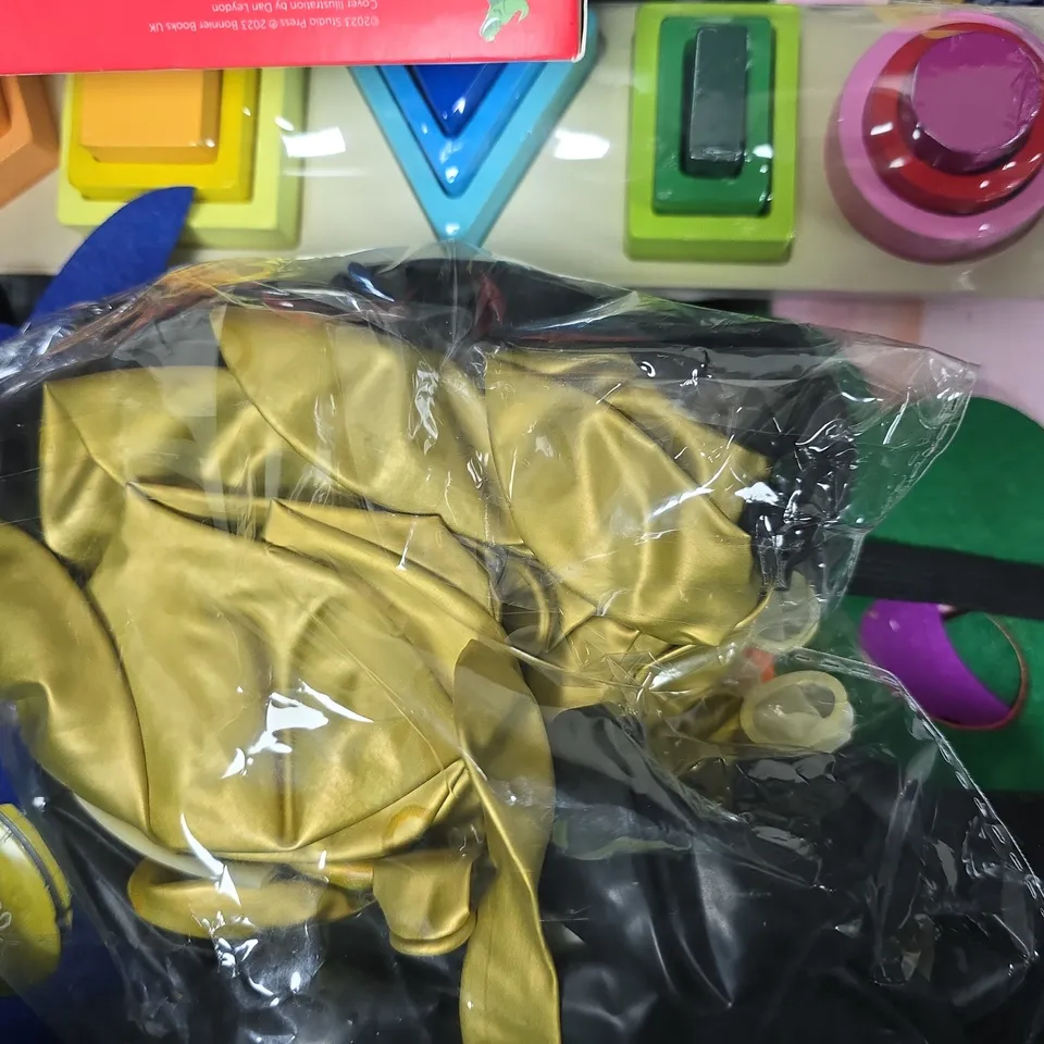 APPROXIMATELY 10 ASSORTED TOYS AND GAMES TO INCLUDE FACE PAINT KIT, COLOURED PENS, ETC