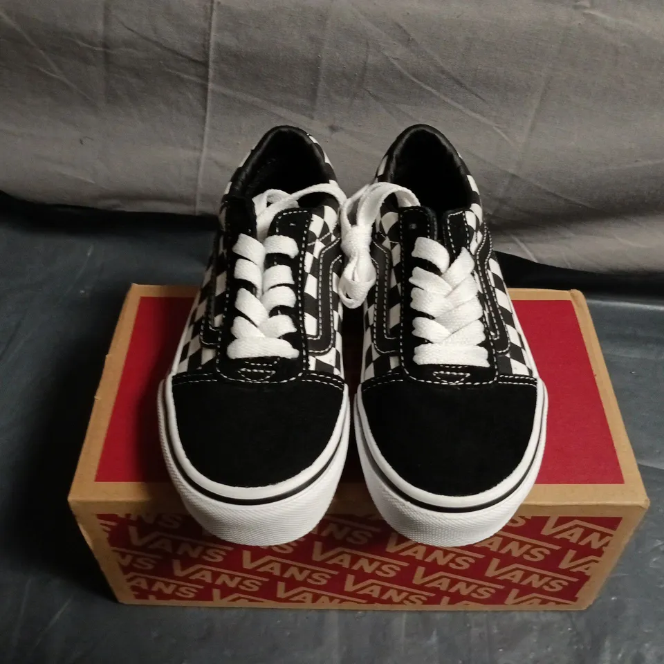 BOXED PAIR OF KIDS VANS CHECKERBOARD TRAINERS - UK SIZE 11