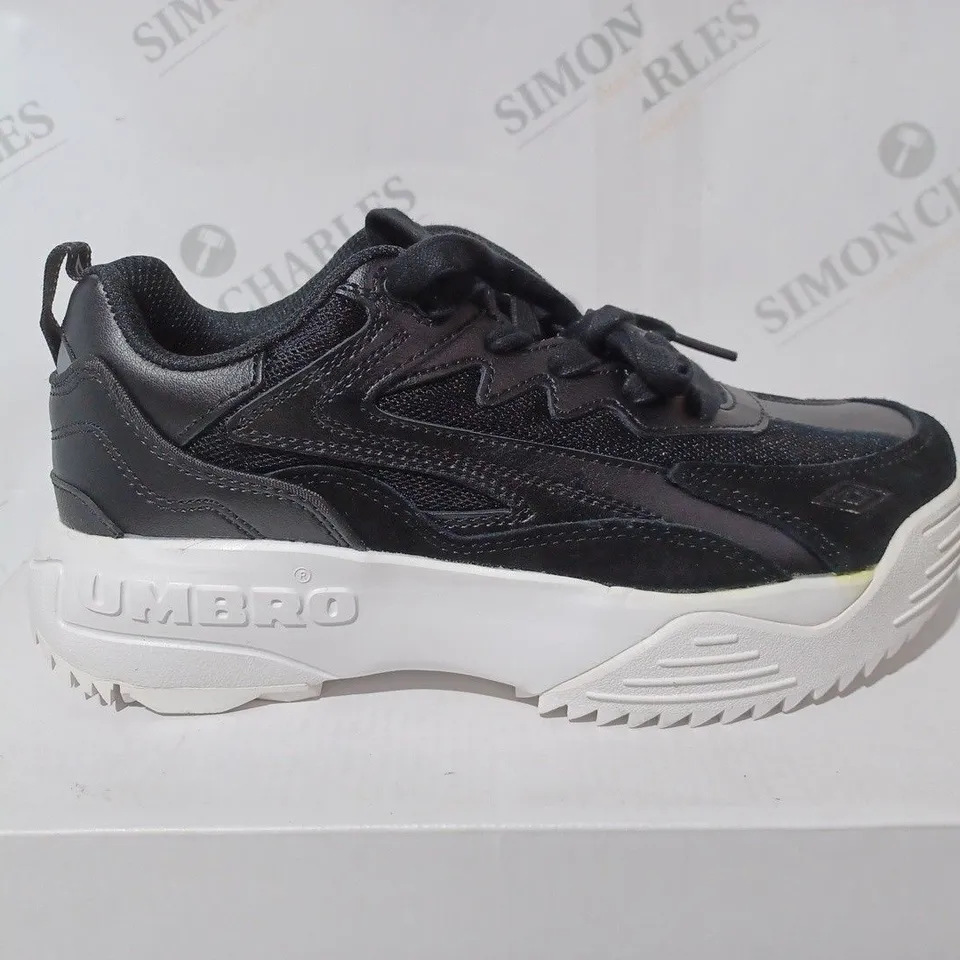 BOXED PAIR OF UMBRO EXERT MAX TRAINERS IN BLACK - 6