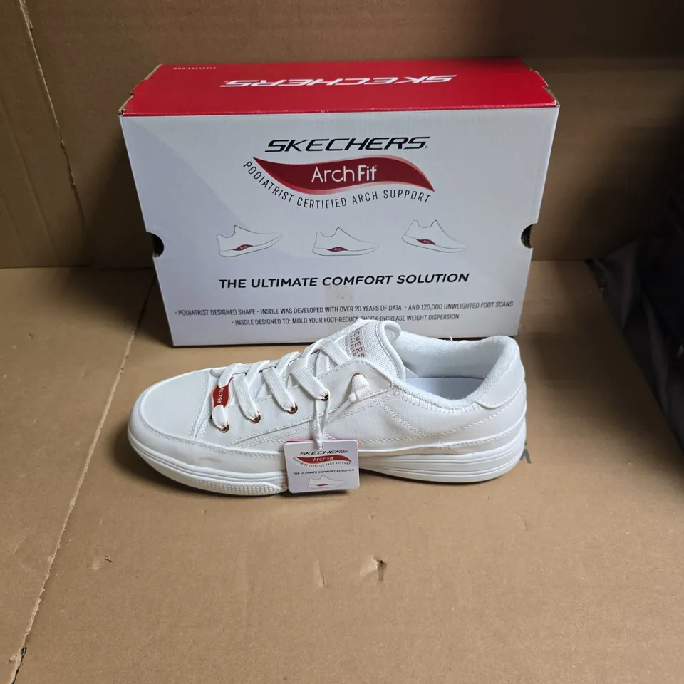 BOXED SKECHERS ARCH FIT WHITE SNEAKERS - WIDE FIT - UK SIZE 8