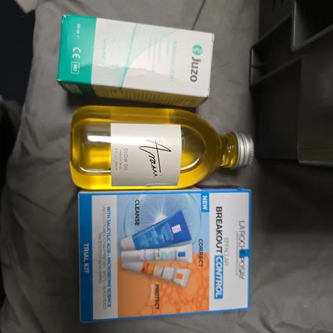 ASSORTED HEALTH & BEAUTY LOT: MINI HAIR STRAIGHTENER (VERIFY MODEL), LA ROCHE-POSAY BREAKOUT CONTROL KIT & SKINCARE