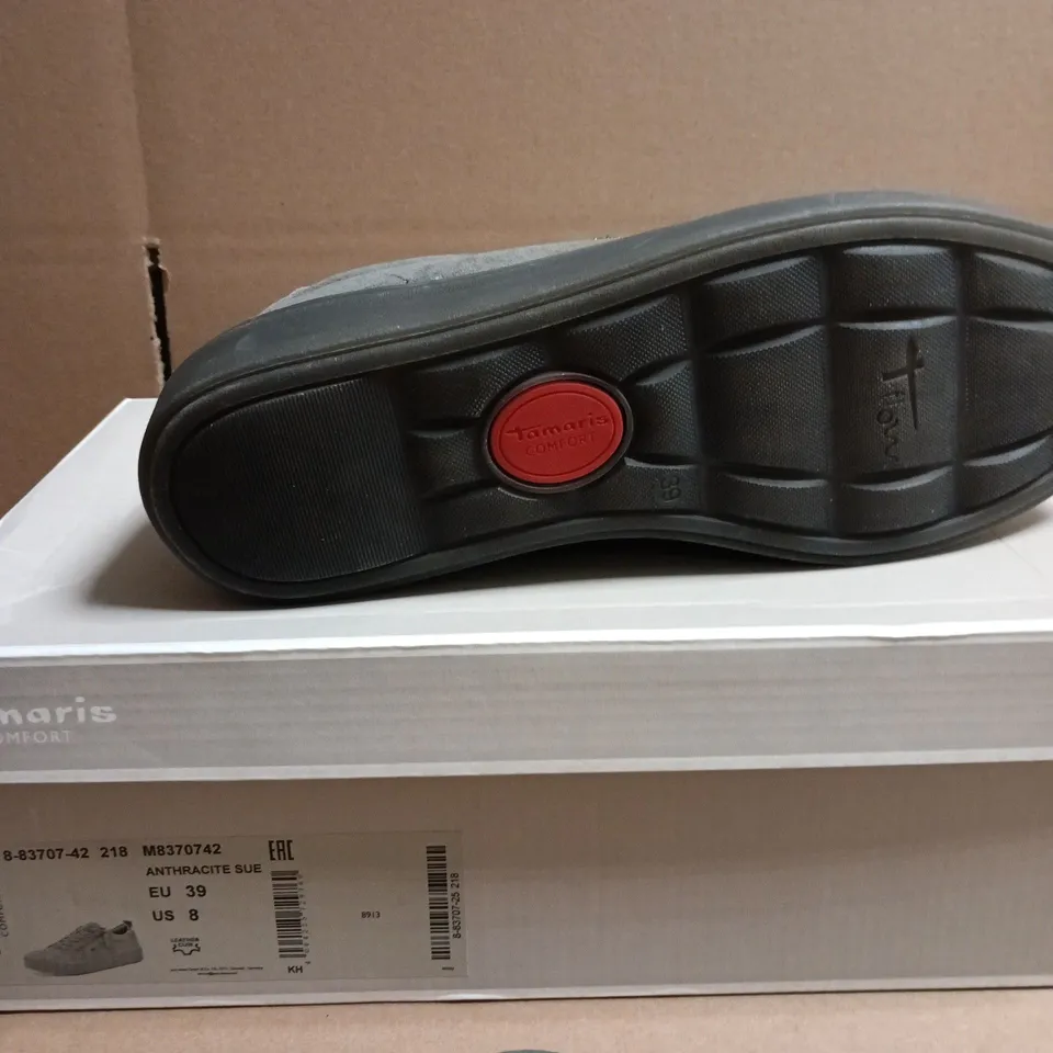 BOXED PAIR OF TAMARIS COMFORT ANTHRACITE SUEDE SNEAKERS – UK 6