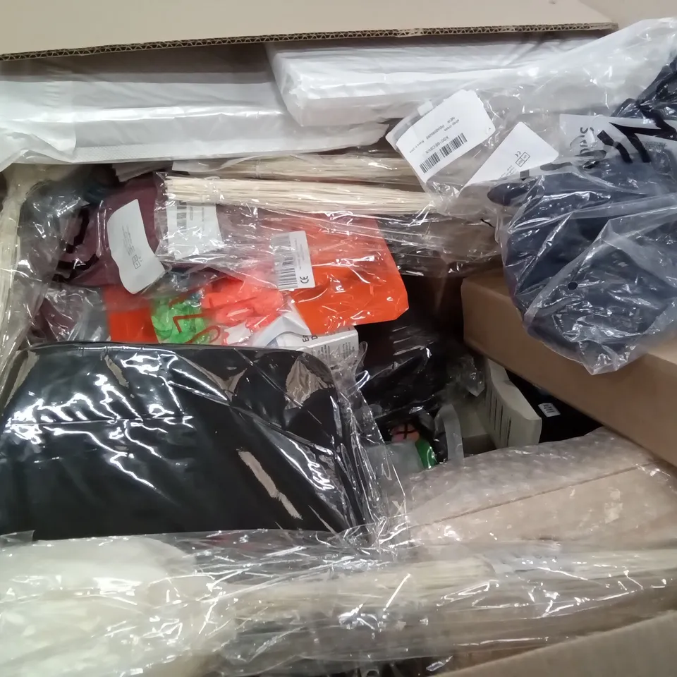 PALLET OF ASSORTED ITEMS INCLUDING YOINS WHITE TOP, NEEWER 2PK IDEO LIGHT KIT, WOODEN OFFICE DESK ORGANISER, ENCYCLOPEDIA OF GARDENING