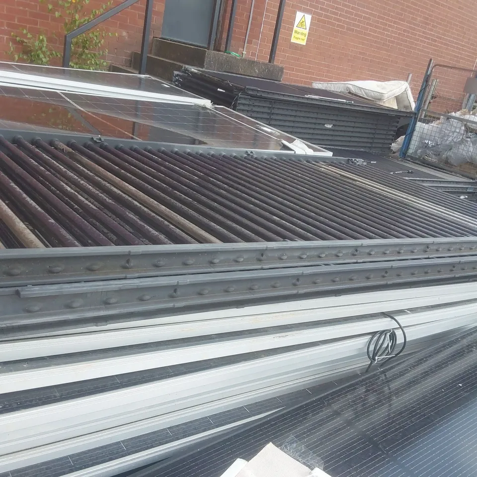 PALLET CONTAINING A VERY LARGE QUANTITY OF SOLAR PANELS