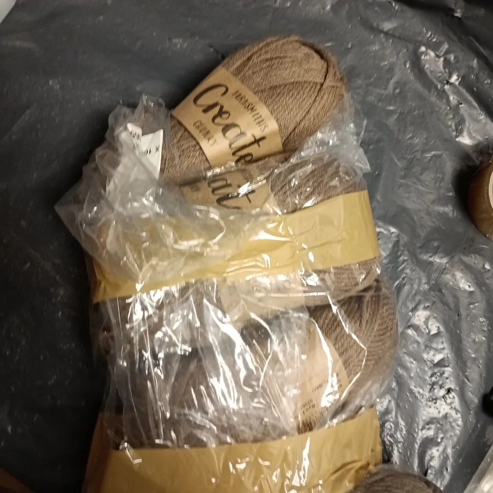 BOX OF APPROXIMATELY 20 ASSORTED HOUSEHOLD ITEMS TO INCLUDE: HOME IS WHERE THE CAT IS PHOTO AND BAG OF YARNSMITHS YARN